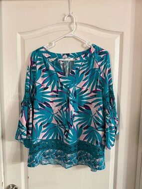 Crown & Ivy Women’s Tropical Print Crochet Accent Top Sz M. AP-126
